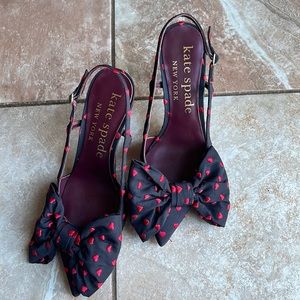 Shoes, it’s still in good condition.. I wore it twice.